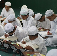 Santri belajar kitab